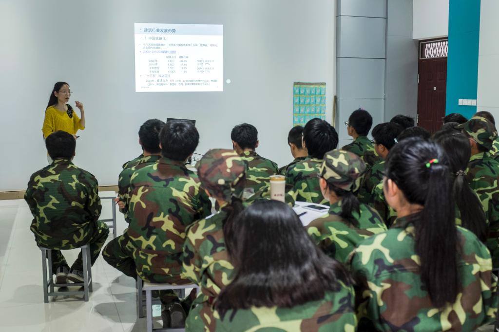成人影院
胡春红教授为本科生做入学教育